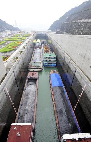 5月25日,貨輪通過三峽五級(jí)船閘。新華社發(fā)(鄭家裕 攝)