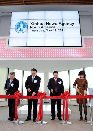 新華社北美總分社進(jìn)駐紐約時報廣場 5月19日,在位于美國紐約時報廣場的新華社北美總分社辦公新址,新華社副社長周錫生(右二)、中國常駐聯(lián)合國代表李保東(左二)、中國駐紐約總領(lǐng)事彭克玉(左一)和新華社副總編輯王瑤(右一)出席總分社啟用剪彩儀式。 當(dāng)天,新華通訊社在紐約舉行儀式,慶祝北美總分社正式進(jìn)駐紐約時報廣場辦公大樓,成為紐約時報廣場世界主流媒體集群的一員。 新華社記者戚恒攝