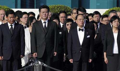 8月26日,香港特別行政區(qū)行政長(zhǎng)官曾蔭權(quán)(前右二)、中央政府駐港聯(lián)絡(luò)辦副主任李剛(前右三)、外交部駐港特派員公署特派員呂新華(左一)等向遇難者志哀。當(dāng)日晨,香港所有特區(qū)政府及中央駐港機(jī)構(gòu)的國(guó)旗區(qū)旗下半旗,向菲人質(zhì)事件中遇難的香港同胞志哀。曾蔭權(quán)等在金紫荊廣場(chǎng)出席下半旗儀式并默哀三分鐘。新華社記者 黃曉勇 攝