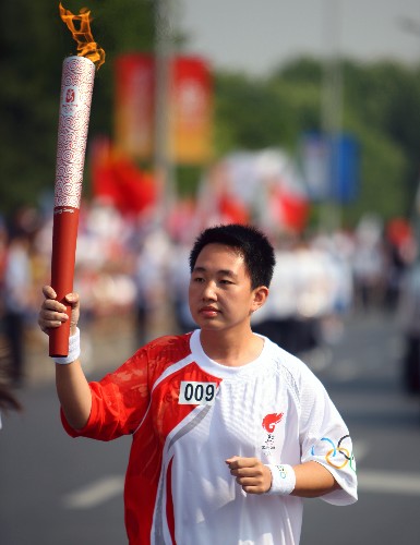 5月18日,火炬手邵林博在進行傳遞。當日,北京奧運會圣火在浙江杭州傳遞。新華社記者 邢廣利 攝