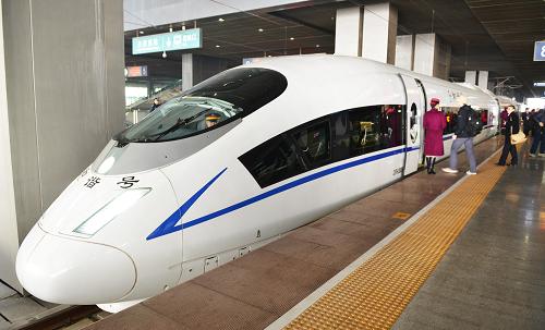 12月1日,旅客在天津西站登上準備發(fā)車的首趟津秦高鐵列車。當日上午9點51分,首列G420次高鐵列車駛出天津西站,津秦高速鐵路正式開通運營。津秦高鐵運營里程為287公里,設計時速350公里,起點為天津西站,終點為秦皇島站。全線設天津、唐山、北戴河和秦皇島等9個車站,津秦兩地間最快鐵路交通時間由兩個多小時壓縮至1小時11分。津秦高鐵的開通將東北、華北、華東地區(qū)的快速客運通道連接成網(wǎng),大大縮短了東北到關內(nèi)地區(qū)的鐵路交通時間。新華社發(fā)(楊寶森 攝)