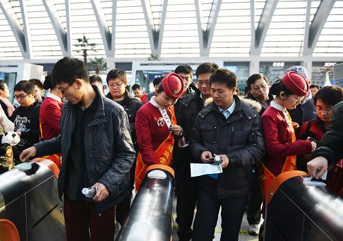 12月1日,車站服務人員為乘坐首趟津秦高鐵的旅客檢票。新華社發(fā)(楊寶森 攝)
