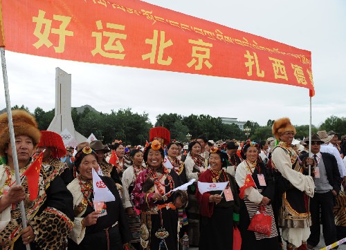 6月21日,當?shù)夭刈迦罕娧赝練g迎奧運圣火。當日,北京奧運會圣火傳遞活動在西藏拉薩舉行。 新華社記者索朗羅布攝