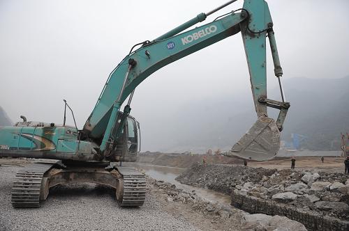 向家壩水電站大江截流準備就緒 12月27日,向家壩水電站合龍龍口正在進行準備工作。 我國“十一五”期間開工的第一座巨型水電站——向家壩水電站初步定于12月28日進行大江截流。據(jù)向家壩水電站工程截流指揮部介紹,目前截流相關(guān)前期準備工作已基本就緒。 向家壩水電站壩址位于川滇兩省交界的金沙江下游河段上,左岸為四川省宜賓縣,右岸為云南省水富縣,是繼三峽工程、溪洛渡水電站之后我國在建的第三大水電站,也是我國“西電東送”的骨干電源點。 新華社記者 秦晴 攝