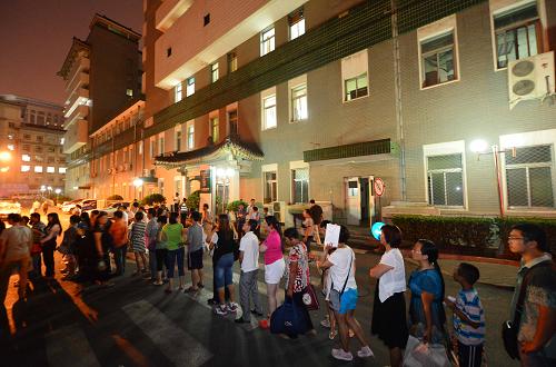 8月19日晚,人們在北京協(xié)和醫(yī)院東院區(qū)排隊掛號。 當(dāng)日起,北京協(xié)和醫(yī)院在東院區(qū)實行24小時掛號,每天晚上8時,8個掛號窗口同時開放第二天的號,以解決患者連夜排隊的難題。 院方表示,選擇前一天晚上8時開始放號,無論外地患者還是北京患者都不用再連夜排隊掛號,而且上班族也可以下了班掛號。新華社發(fā)