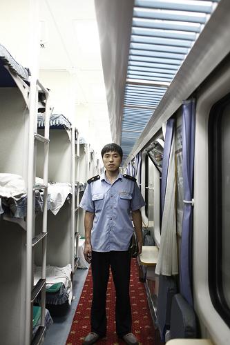 8月19日,K165次列車的部分車廂被轉(zhuǎn)移到廣漢火車站,列車司機曹繼敏站在車廂里。新華社記者江宏景攝