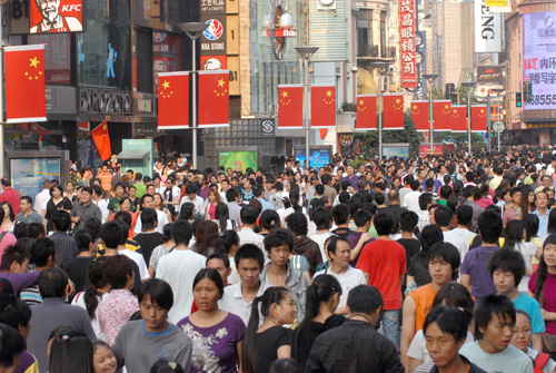 10月2日,國(guó)旗飄揚(yáng)的南京路步行街人頭攢動(dòng)。當(dāng)日,上海天氣放晴,迎來黃金周旅游高峰,國(guó)旗飄揚(yáng)的南京路步行街人流如織,到處洋溢著喜慶的節(jié)日氣息。新華社發(fā)(朱嵐 攝)