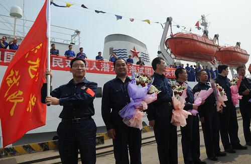 6月3日,參試隊(duì)員列隊(duì)準(zhǔn)備登船出發(fā)。新華社記者 韓瑜慶 攝