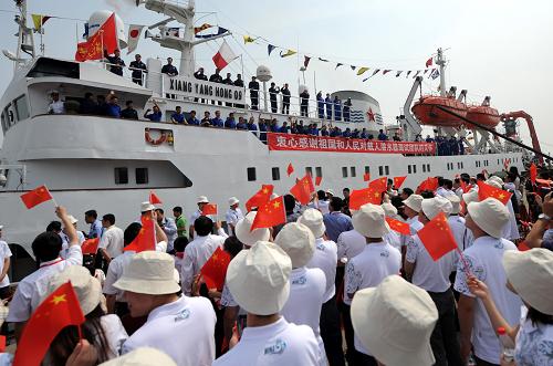 6月3日,“向陽(yáng)紅09”試驗(yàn)?zāi)复瑥慕K江陰蘇南碼頭起航。新華社記者 韓瑜慶 攝