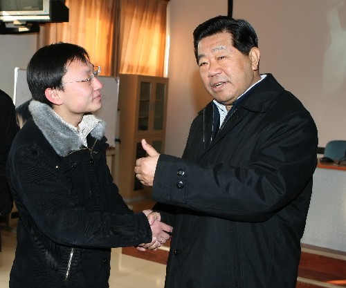 賈慶林在北京調(diào)研 新華社照片,北京,2008年1月7日 賈慶林在北京調(diào)研 1月5日,賈慶林在密云縣穆家峪鎮(zhèn)莊頭峪村調(diào)研,和該村的大學(xué)生“村官”矯磊親切交談。 1月4日至7日,中共中央政治局常委、全國政協(xié)主席賈慶林來到北京房山、大興、密云、順義、通州和東城等區(qū)縣,就貫徹落實(shí)黨的十七大精神,統(tǒng)籌城鄉(xiāng)發(fā)展,進(jìn)行調(diào)查研究。 新華社記者 高潔 攝