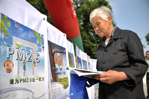 6月5日,銀川市民在街頭了解PM2.5的相關知識。新華社記者 彭昭之 攝