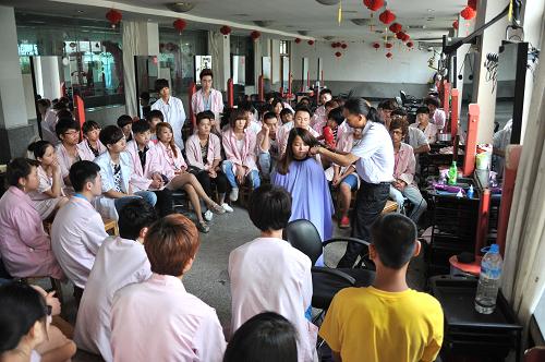 8月5日,山東藍(lán)翔高級(jí)技工學(xué)校美容美發(fā)專業(yè)的學(xué)生在觀看老師的教學(xué)示范。 近年來山東省大力推動(dòng)建立職業(yè)教育新體系,促進(jìn)人才隊(duì)伍結(jié)構(gòu)轉(zhuǎn)型、提高勞動(dòng)力素質(zhì),滿足社會(huì)對(duì)高素質(zhì)勞動(dòng)者的多樣化需求。目前,山東有中職學(xué)校560所,高職高專75所,年培養(yǎng)技能人才近80萬人,就業(yè)率超過95%。從2013年起,山東省還將逐步實(shí)行中職免費(fèi)教育,推動(dòng)每個(gè)縣至少建成一所規(guī)范化中職學(xué)校,在全省建設(shè)100個(gè)實(shí)訓(xùn)基地,逐步提高高職學(xué)校學(xué)生人均撥款經(jīng)費(fèi)額度,縮小與普通本科院校差距。 新華社記者 徐速繪 攝