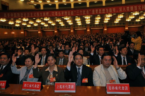 中國工會(huì)十五大舉行預(yù)備會(huì)議 10月16日,中國工會(huì)第十五次全國代表大會(huì)預(yù)備會(huì)議在北京人民大會(huì)堂舉行。 中共中央政治局委員、全國人大常委會(huì)副委員長、中華全國總工會(huì)主席王兆國主持會(huì)議。 新華社記者 何俊昌 攝