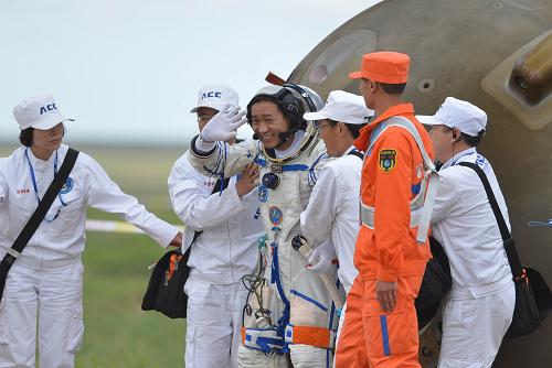 6月26日,航天員聶海勝自主出艙后揮手致意。新華社記者張領(lǐng)攝