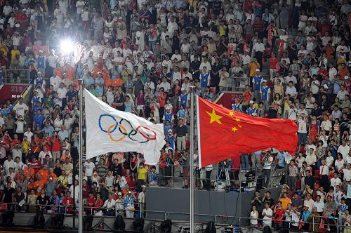 8月8日,第29屆夏季奧林匹克運動會在中國國家體育場隆重開幕。這是奧林匹克會旗(左)和五星紅旗在空中飄揚。 新華社記者楊磊攝