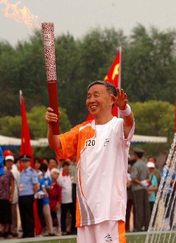 9月6日,最后一棒火炬手趙濟(jì)華在展示火炬。當(dāng)日,北京殘奧會(huì)圣火繼續(xù)在北京傳遞。 新華社記者公磊攝