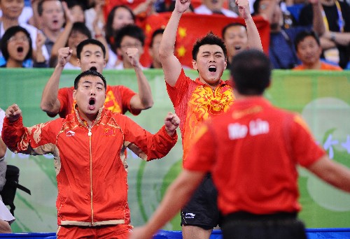 8月18日,中國隊員和教練歡呼勝利。當(dāng)日,中國隊在北京奧運會乒乓球男子團體決賽中以3比0戰(zhàn)勝德國隊,摘得金牌。 新華社記者羅曉光攝