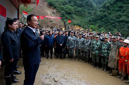 這是10月5日,溫家寶看望參加搶險(xiǎn)救災(zāi)的解放軍、武警、公安民警和消防官兵。新華社記者李學(xué)仁攝
