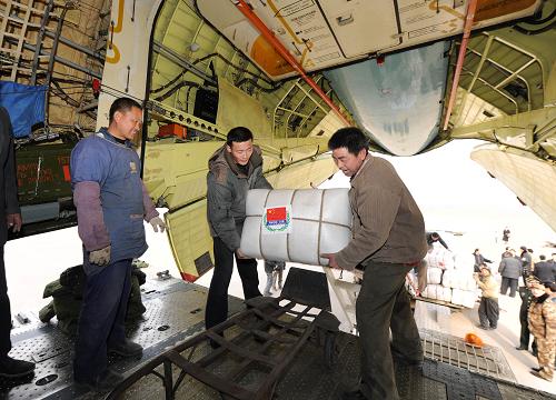 1月31日,在河北石家莊正定國際機場,工作人員將救援物資裝機。當日,中國政府向蒙古國政府提供的人道主義援助物資在河北石家莊正定國際機場由空軍某部的三架軍用運輸機運往蒙古。為幫助蒙古國政府克服30年來罕見的雪災(zāi)困難,中國政府向蒙古國提供了便攜式發(fā)電機、棉被、大米等一批緊急人道主義物資援助。新華社記者 金良快 攝