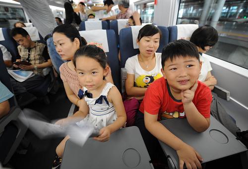 7月1日,在南京南站首發(fā)的南京至寧波東的G7635次列車上,兩名來自安徽的小旅客隨家長乘車去杭州旅游。當(dāng)日,南京至杭州(寧杭)、杭州至寧波(杭甬)高速鐵路正式開通運(yùn)營。這標(biāo)志著繼滬寧、滬杭高鐵建成通車后,長三角地區(qū)的高鐵三角網(wǎng)絡(luò)正式形成。新華社記者 孫參 攝