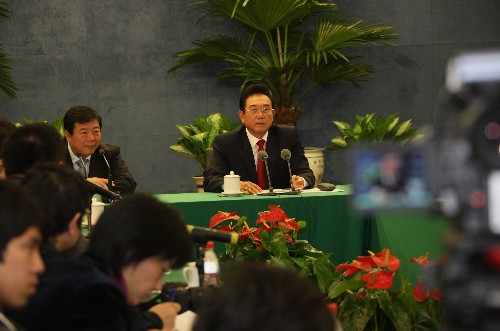 陳云林訪臺(tái)前夕接受臺(tái)媒專訪 10月30日,海峽兩岸關(guān)系協(xié)會(huì)會(huì)長陳云林在北京接受臺(tái)灣媒體聯(lián)合采訪。 11月3日,陳云林將率海協(xié)會(huì)協(xié)商代表團(tuán)訪問臺(tái)灣。 新華社記者汪永基攝
