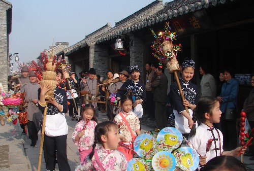 4月18日,演員在揚(yáng)州東關(guān)古街巡游。當(dāng)日,2008中國·揚(yáng)州“煙花三月”國際經(jīng)貿(mào)旅游節(jié)在揚(yáng)州東關(guān)街開幕。 新華社發(fā)(施華健 攝)