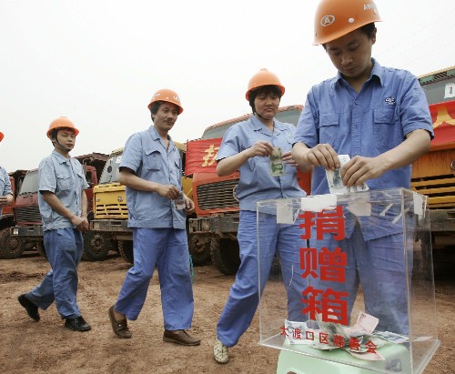 5月13日,在重慶市大渡口區(qū)建橋工業(yè)園的一個(gè)建筑工地上,工友們自發(fā)組織捐款活動(dòng),大家紛紛拿出自己省吃?xún)€用攢下的工錢(qián),支援地震災(zāi)區(qū)。 新華社記者 劉潺 攝