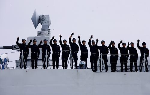 12月26日下午,海軍特戰(zhàn)隊員在軍艦上向祖國和人民揮手告別。新華社記者 查春明 攝