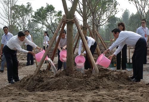 6月30日,陳云林(前右)、江丙坤(前左)在重慶照母山植物園為“合作共贏樹”澆水。當日,海峽兩岸關系協(xié)會會長陳云林與臺灣海峽交流基金會董事長江丙坤來到重慶照母山植物園,共同種下了“合作共贏樹”,慶祝雙方成功簽署《海峽兩岸經(jīng)濟合作框架協(xié)議》《海峽兩岸知識產(chǎn)權保護合作協(xié)議》。新華社記者 陳誠 攝