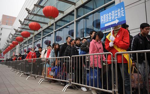 2月21日,剛下火車的旅客在廣東省汽車站排隊(duì)購票,準(zhǔn)備乘車前往該省其它地區(qū)。當(dāng)日,廣東迎來返程客流高峰。全天廣鐵廣東省內(nèi)各站到達(dá)旅客將達(dá)60萬人次,其中臨客到達(dá)30萬人次。新華社記者 盧漢欣 攝