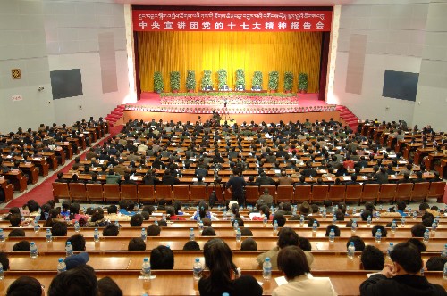 11月11日,中央宣講團(tuán)黨的十七大精神報(bào)告會(huì)在拉薩舉行,西藏各族各界1000多人與會(huì),聆聽中央宣講團(tuán)成員的報(bào)告。 新華社記者 覺果 攝