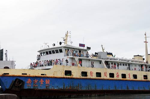 瓊州海峽抗風(fēng)等級7級以上客滾船恢復(fù)運行 滯留大批旅客開始疏散 10月6日,滯留旅客登船后正在等待開船。 由于海上風(fēng)力級別降低,瓊州海峽所有抗風(fēng)等級7級以上的客滾船6日上午恢復(fù)運行。 自10月3日9時30分起,受海上強風(fēng)影響,瓊州海峽抗風(fēng)等級8級及8級以下客滾船全部停航。截至5日18時,港口滯留旅客達6000余人,滯留車輛近1400輛。自3日瓊州海峽部分客滾船停航以來,停航時間已達70個小時。 新華社記者 王存福 攝
