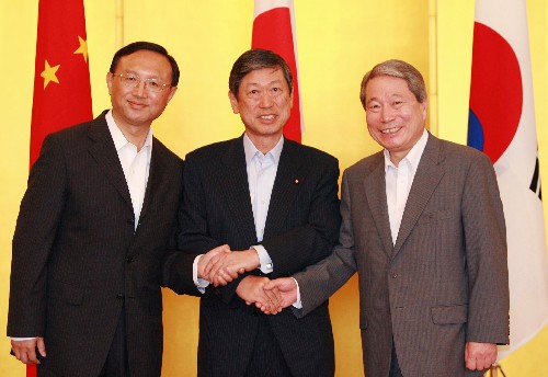 中日韓三國外長會(huì)議在東京舉行 6月14日,在日本首都東京,中國外交部長楊潔篪(左)、日本外相高村正彥(中)、韓國外交通商部長官柳明桓在會(huì)前握手。當(dāng)日,中日韓外長會(huì)議在東京舉行。 新華社記者 任正來 攝