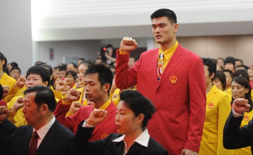 7月25日,中國代表團(tuán)成員姚明(上)等在誓師動(dòng)員大會(huì)上宣誓。當(dāng)日,北京奧運(yùn)會(huì)中國體育代表團(tuán)在北京正式成立,總?cè)藬?shù)1099人,其中包括運(yùn)動(dòng)員639人。 新華社記者趙鵬攝