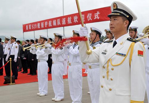 5月9日,舟山某軍港碼頭舉行儀式,歡迎中國海軍第七批護航編隊安全返航。當日上午,圓滿完成亞丁灣、索馬里海域護航任務(wù)并出訪坦桑尼亞、南非、塞舌爾等非洲3國的我海軍第七批護航編隊“舟山”導(dǎo)彈護衛(wèi)艦和“徐州”導(dǎo)彈護衛(wèi)艦,徐徐駛?cè)胫凵侥耻姼?,回到祖國的懷抱。新華社記者 范軍威 攝