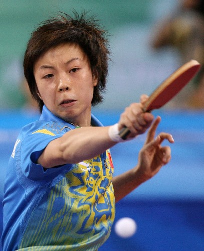 8月22日,中國選手張怡寧在比賽中。當(dāng)日,張怡寧在北京奧運(yùn)會乒乓球女子單打決賽中以4比1戰(zhàn)勝隊友王楠,獲得金牌。 新華社記者鮑菲菲攝