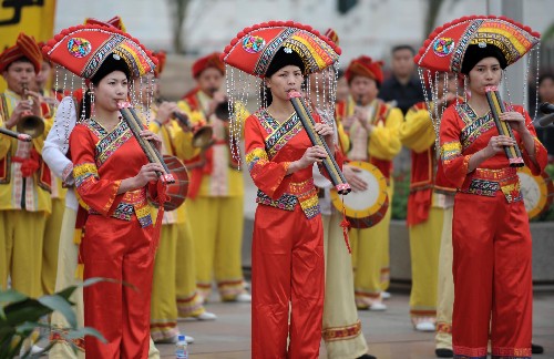 4月1日,廣西少數(shù)民族青年在南寧舉行的自治區(qū)成立50周年大慶活動全面啟動儀式上表演節(jié)目。新華社記者 周華 攝