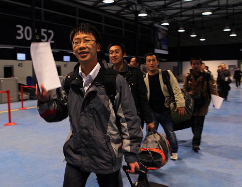 2月27日,從利比亞撤離的部分中國企業(yè)員工抵達法國巴黎戴高樂機場。滿載著170名中國駐利比亞企業(yè)員工的一架飛機當日凌晨抵達巴黎。這也是首班中國經(jīng)由法國從利比亞撤離中方人員的航班。新華社記者 高靜 攝
