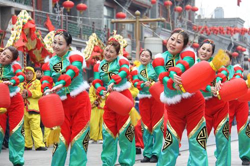 2月27日,演員們翩翩起舞。農(nóng)歷正月十四,北京前門(mén)上元天街鬧元宵表演在爆竹聲中拉開(kāi)帷幕,精彩的舞龍舞獅等傳統(tǒng)文藝表演熱鬧歡快,充滿(mǎn)喜慶氣氛。新華社發(fā)(桑全利攝)