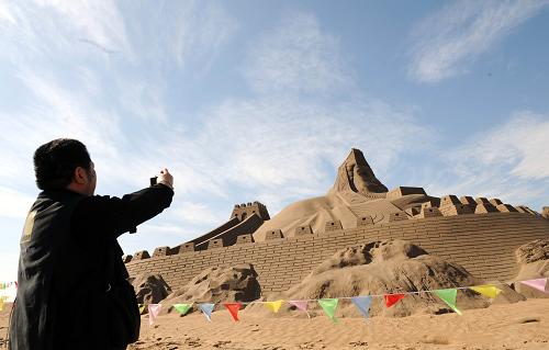 寧夏打造沙漠旅游品牌 一名游人在寧夏沙湖風(fēng)景區(qū)內(nèi)的一組沙雕作品前拍照(9月10日攝)。 三面環(huán)沙的寧夏,沙漠緊鄰河流、湖泊、草原,旅游資源豐富,交通條件便利。加之,寧夏努力挖掘沙漠旅游文化、開拓游客喜聞樂見的項目。目前,沙漠旅游收入已超過1億元。 新華社記者 劉泉龍攝