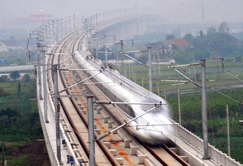 2010年9月28日,一輛滬杭高鐵列車從浙江嘉善縣境內(nèi)呼嘯而過。當日,國產(chǎn)“和諧號”CRH380A新一代高速動車組,在滬杭高鐵從杭州到上海虹橋試運行途中,最高時速達到416.6公里,再次刷新運營試驗最高速。“十一五”期間,鐵路系統(tǒng)以快速擴充運輸能力、快速提升技術(shù)裝備水平為主線,全面加快實施《中長期鐵路網(wǎng)規(guī)劃》,高速鐵路領(lǐng)先世界,高原鐵路世界一流,重載鐵路屢創(chuàng)世界奇跡。超越,一條條高鐵在華夏大地上鋪就;超越,一個個世界高鐵時速紀錄被中國人刷新。中國,昂首跨入了高鐵時代。 新華社記者 王定昶 攝