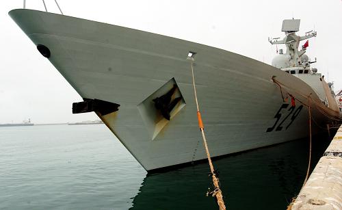 8月14日,中國(guó)海軍第三批護(hù)航編隊(duì)“舟山”號(hào)導(dǎo)彈護(hù)衛(wèi)艦??吭诎⒙娜R港進(jìn)行休整。這是自7月16日從浙江舟山啟航以來,中國(guó)海軍第三批護(hù)航編隊(duì)首次靠港休整。 新華社記者郭剛攝
