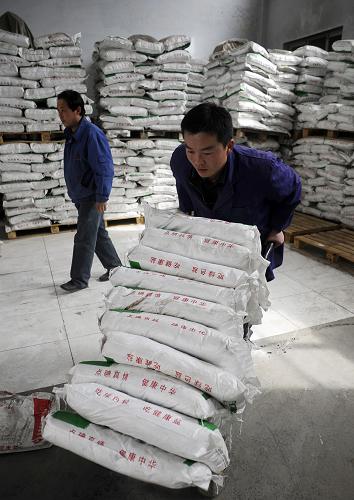 3月17日,工人在銀川市鹽業(yè)公司搬運食鹽。當日,中國鹽業(yè)總公司發(fā)布聲明稱,已向各地下屬鹽業(yè)公司下發(fā)緊急通知,要求各地鹽業(yè)公司立即啟動應急工作機制,加強生產(chǎn)組織和銷區(qū)市場管理,確保食鹽供給。中鹽總公司還表示,目前食鹽儲備十分充足,完全能夠滿足群眾需求,請消費者不要相信謠傳,不要盲目搶購囤積。據(jù)了解,受日本地震引發(fā)的核電站事故影響,網(wǎng)絡(luò)上出現(xiàn)了海水受到污染,今后生產(chǎn)的海鹽不安全、不能食用等傳言;同時還有傳言稱含碘物品可預防核輻射、食鹽要漲價,造成部分地區(qū)民眾盲目搶購囤積碘鹽。新華社記者 王鵬 攝