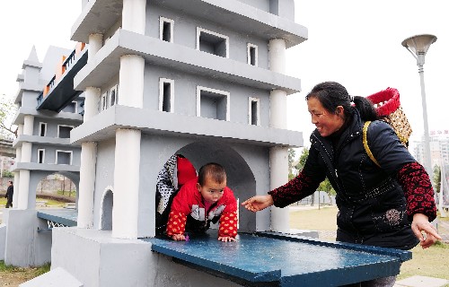 2月8日,一位來自四川的農(nóng)民工(右)和侄子在福州閩江公園世界名橋展示區(qū)游玩。春節(jié)期間,福州一些免費(fèi)城市公園吸引了眾多留榕過年的外來務(wù)工人員。目前,福建90%以上的城市公園已向社會(huì)免費(fèi)開放。