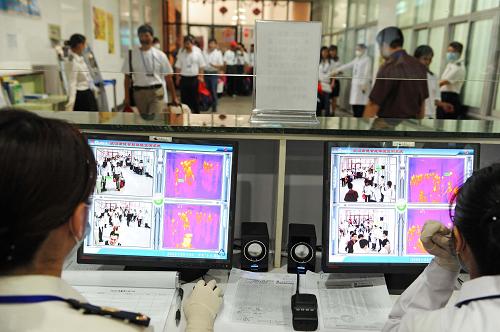 5月30日,福州馬尾港客運碼頭對進出關人員實行電腦自動體溫檢測。 當日,衛(wèi)生部授權福建省衛(wèi)生廳通報,29日,泉州市衛(wèi)生局報告一例輸入性甲型H1N1流感疑似病例。這是福建省發(fā)現的第三例甲型H1N1流感疑似病例。 新華社記者 張國俊 攝