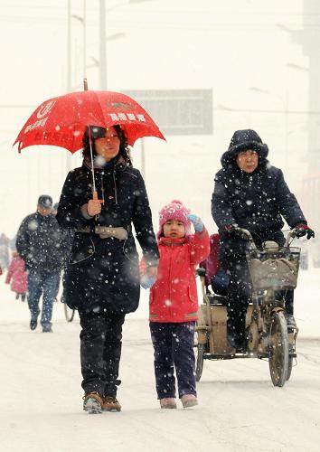 1月3日,石家莊市民冒雪出行。從2日夜間開始,河北省大部分地區(qū)出現(xiàn)降雪天氣。 新華社記者 鞏志宏 攝