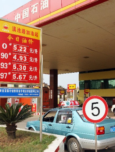 2007年11月9日,一輛出租車駛?cè)肜ッ鞯囊蛔佑驼炯佑汀?新華社發(fā)