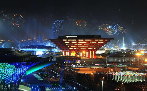 4月30日晚,中國2010年上海世博會(huì)開幕式大型燈光噴泉焰火表演在上海舉行。新華社記者 程敏 攝