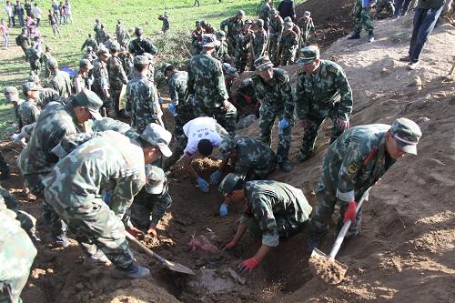 7月22日,在甘肅岷縣梅川鎮(zhèn)永光村,救援官兵在小心翼翼地“挖山”救援,生怕給遇難者遺體造成任何損傷。7月22日下午3時(shí)許,記者趕到此次受災(zāi)最嚴(yán)重的梅川鎮(zhèn)永光村和永星村后了解到,永光村和永星村遇難者均在20人以上,受傷者則都在百人以上。 蘭州軍區(qū)、武警部隊(duì)和公安消防部隊(duì)的上千名官兵參與搜救,包括蘭州軍區(qū)某紅軍師450多人,武警甘肅總隊(duì)甘南支隊(duì)300多人,公安消防100多人,甘肅省軍區(qū)民兵100多人,以及蘭州軍區(qū)總醫(yī)院的應(yīng)急救援醫(yī)療隊(duì)20多人等。他們從上午10時(shí)許一直忙到深夜,截至目前已挖出9名遇難者遺體。官兵們與其說(shuō)是在搜救,不如說(shuō)是在“挖山”。由于震中土質(zhì)是非常厚的細(xì)膩黃土層,一旦遇到滑坡,被埋者生還的希望非常渺茫,但官兵們依舊不拋棄不放棄,直到夜色降臨,依然在進(jìn)行緊張的救援。新華社記者 樊永強(qiáng) 攝