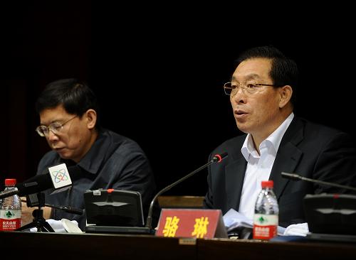 4月13日,國家安監(jiān)總局局長駱琳(右)在調(diào)查組第一次會議上發(fā)言。新華社記者 燕雁 攝